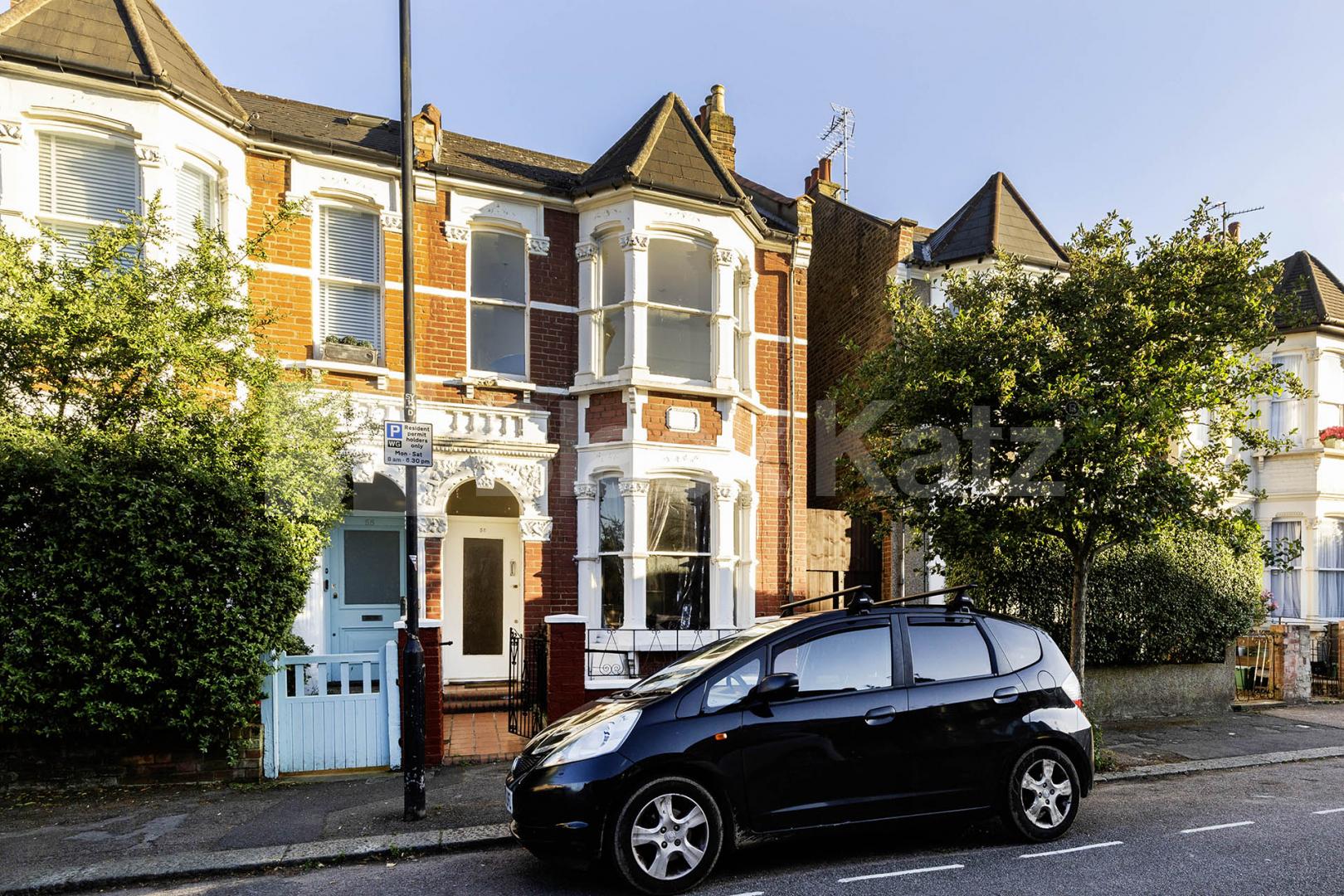 3 bedroom perfect for shares close to a Piccadilly line Sydney Road, Turnpike Lane 